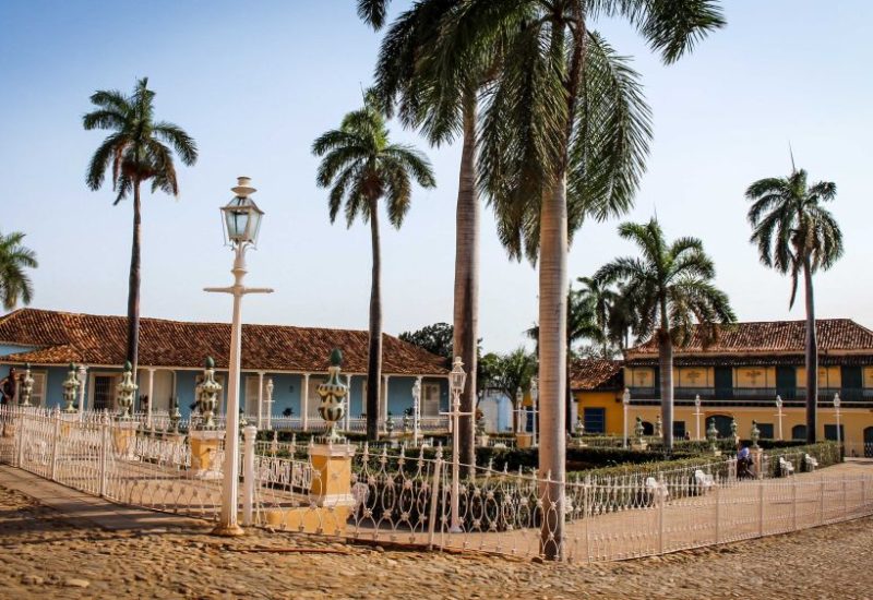 Gepflasterte Gassen, kleine romantische Innenhöfe und eindrucksvolle bunte Kolonialbauten erwarten dich in Trinidad.