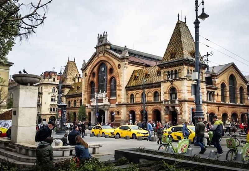 Die große Markthalle im Stadtteil Pest, Städtereise Budapest.