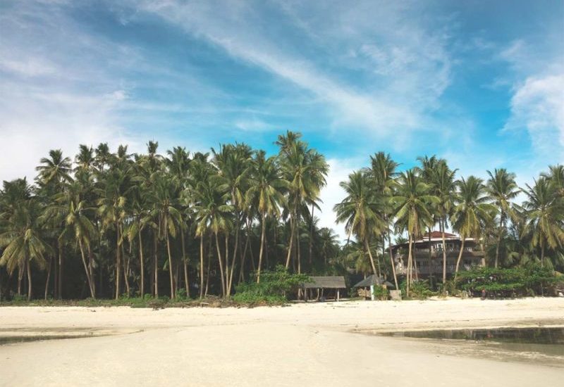 Sandbank auf dem Salangon Beach mit Sicht auf das Charima Resort