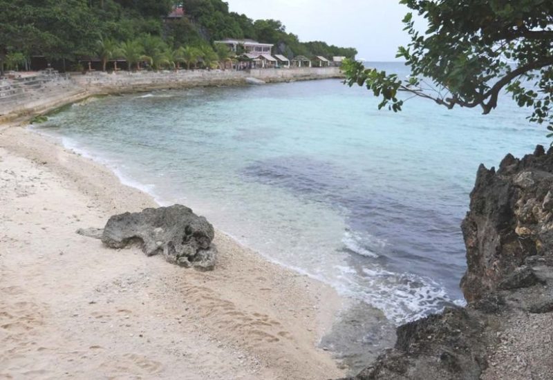 Strand, Meer und Felsen am Salagoong Beach Resort