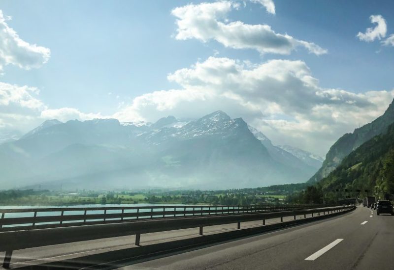 Die-Fahrt nach Genua durch die Schweiz