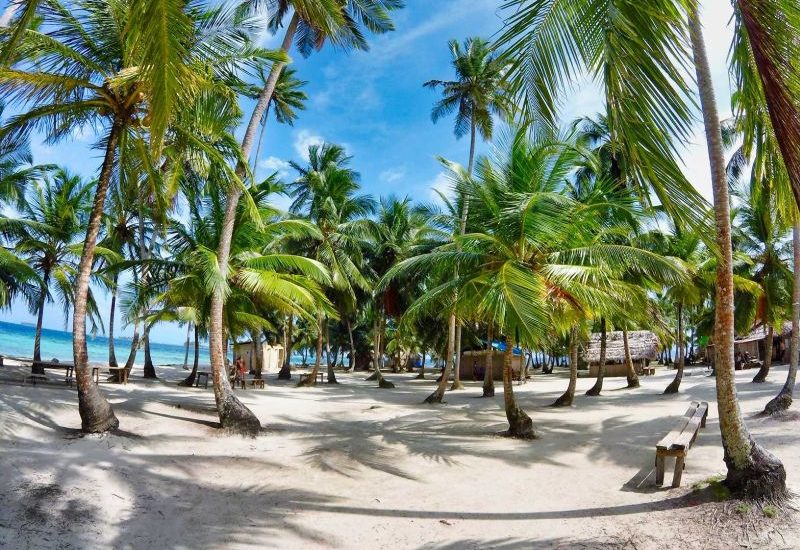1000 Places: San Blas Inseln, an der Küste Panamas bis hinunter nach Kolumbien befinden sich die über 365 palmenbewachsenen Inseln.
