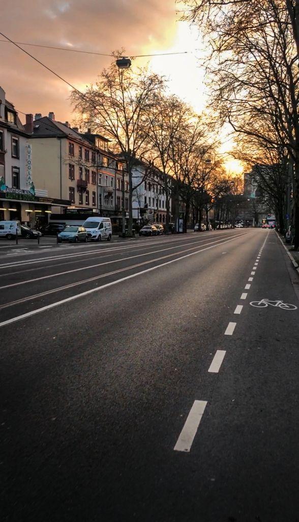 Frankfurt zu Corona Zeiten, leere Straßen, auch zur Rushhour.